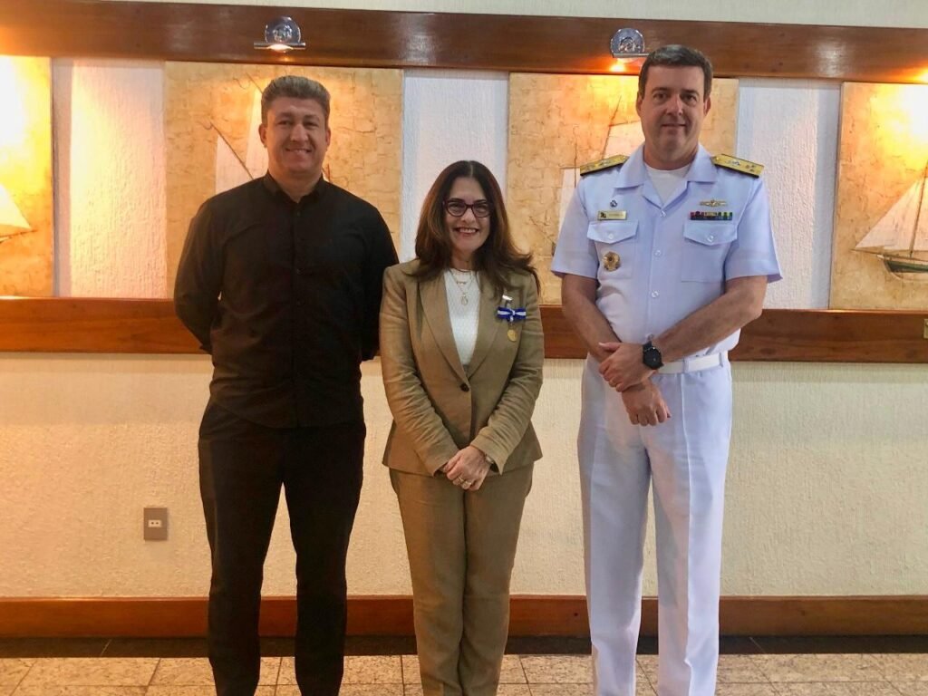 Deputada Rogéria Santos recebe Medalha de Amiga da Marinha