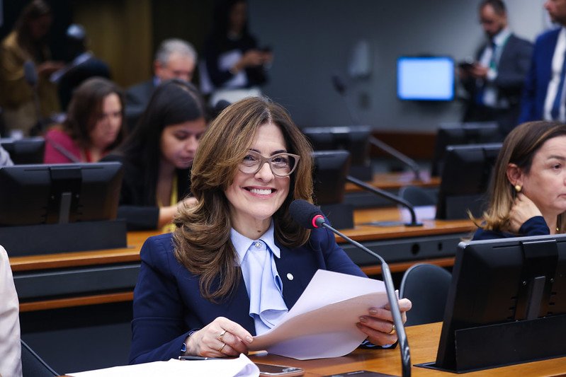 Rogéria Santos relata projeto e apoia urgência para cadastro nacional de condenados por violência contra a mulher