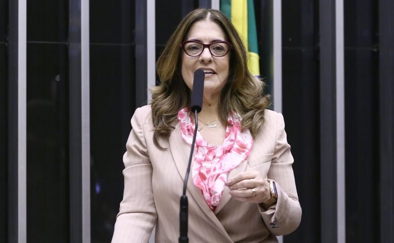 Reconhecimento legal de trabalhadoras da pesca artesanal avança com parecer de Rogéria Santos