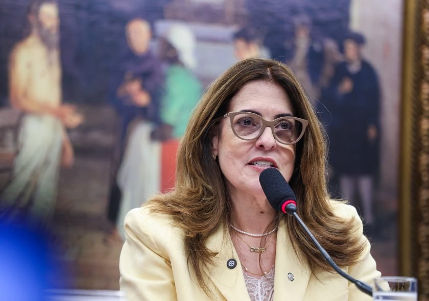 Comissão aprova projeto que garante escolta policial para mulher denunciar agressor
